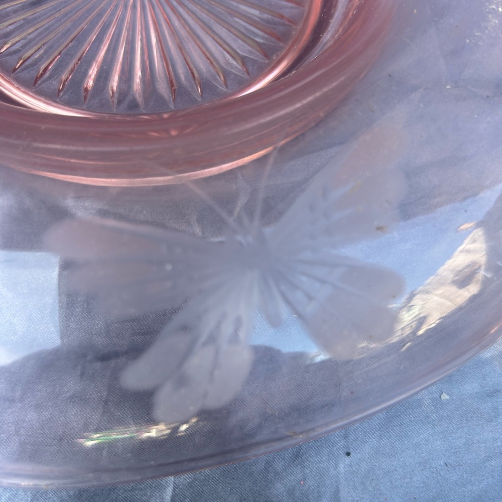 Pink depression etched vintage butterfly dish - Picture 3 of 4
